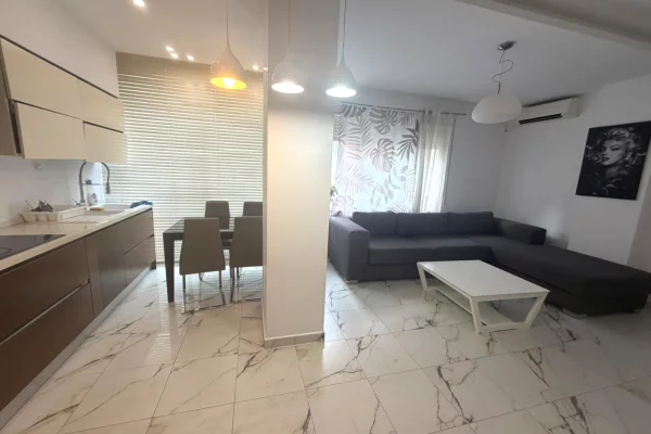 Jepet me qera apartament 2+1+2 tualete te Liqeni i Thate
