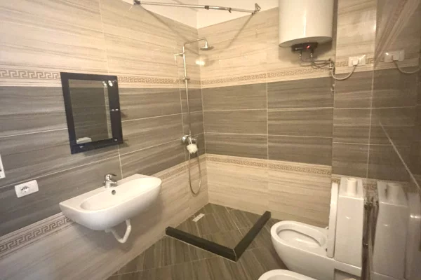 Shtepi me qera Apartament ne Tirane, 2+1, Mobilimi E mobiluar, Pagesa 650  Euro.