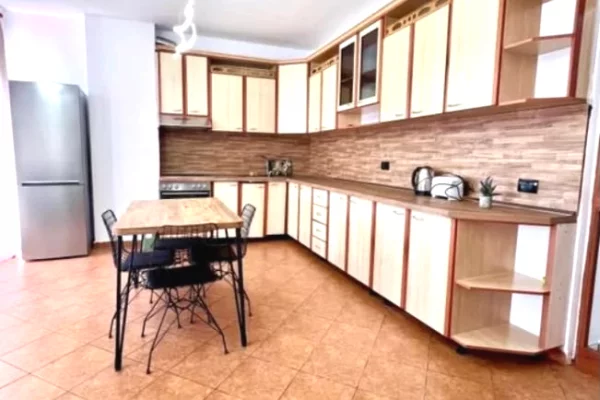 Shtepi me qera Apartament ne Tirane, 2+1, Mobilimi E mobiluar, Pagesa 60,000  Leke.