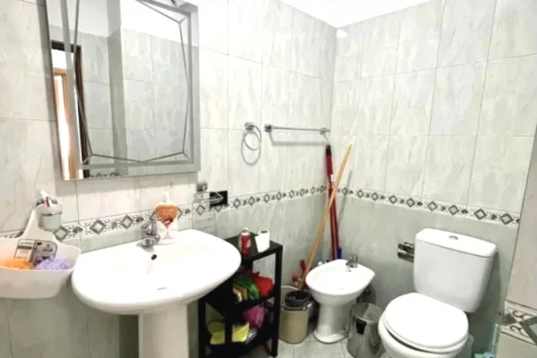 Shtepi me qera Apartament ne Tirane, 2+1, Mobilimi E mobiluar, Pagesa 60,000  Leke.