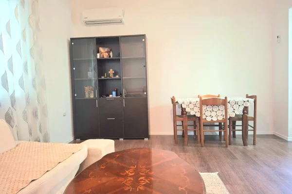 Shtepi me qera Apartament ne Tirane, 2+1, Mobilimi E mobiluar, Pagesa 90,000  Leke.