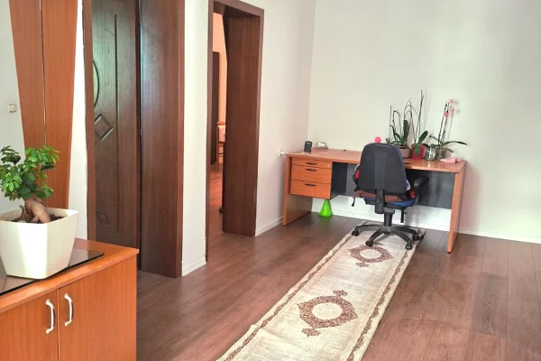 Shtepi me qera Apartament ne Tirane, 2+1, Mobilimi E mobiluar, Pagesa 90,000  Leke.