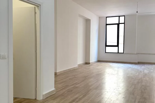Jepen me qira ambiente biznesi / zyra ne qender te Tiranes, tek “Donika Center”