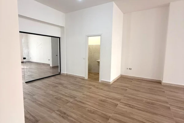 Jepen me qira ambiente biznesi / zyra ne qender te Tiranes, tek “Donika Center”