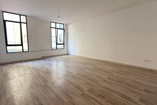 Ambient biznesi me qera 3+1 ne Tirane - 1,050 Euro