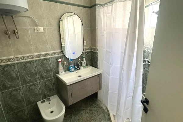 Shtepi me qera Apartament ne Tirane, 1+1, Mobilimi E mobiluar, Pagesa 550  Euro.