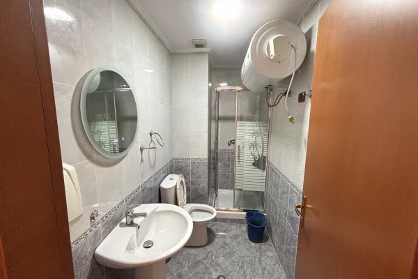 Shtepi me qera Apartament ne Tirane, 2+1, Mobilimi E mobiluar, Pagesa 75,000  Leke.