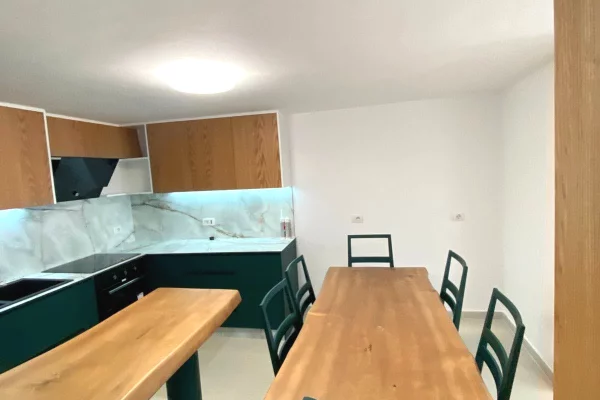 Shtepi me qera Duplex(shtepi me 2 kate) ne Tirane, 3+1, Mobilimi E mobiluar, Pagesa 1,000  Euro.