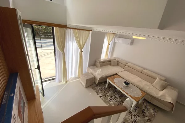 Shtepi me qera Duplex(shtepi me 2 kate) ne Tirane, 3+1, Mobilimi E mobiluar, Pagesa 1,000  Euro.