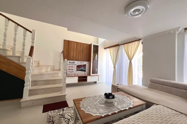 Shtepi me qera Duplex(shtepi me 2 kate) ne Tirane, 3+1, Mobilimi E mobiluar, Pagesa 1,000  Euro.