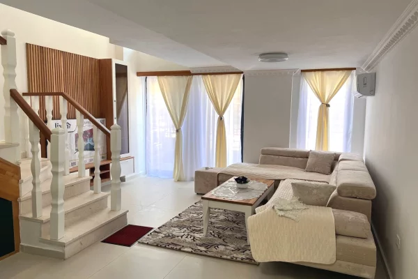 Shtepi me qera Duplex(shtepi me 2 kate) ne Tirane, 3+1, Mobilimi E mobiluar, Pagesa 1,000  Euro.