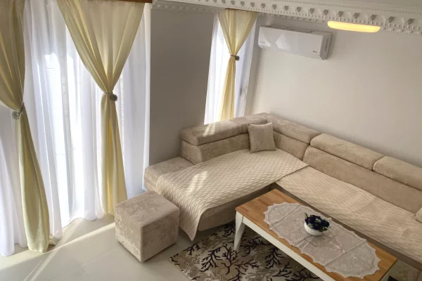 Shtepi me qera Duplex(shtepi me 2 kate) ne Tirane, 3+1, Mobilimi E mobiluar, Pagesa 1,000  Euro.