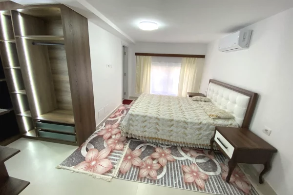 Shtepi me qera Duplex(shtepi me 2 kate) ne Tirane, 3+1, Mobilimi E mobiluar, Pagesa 1,000  Euro.