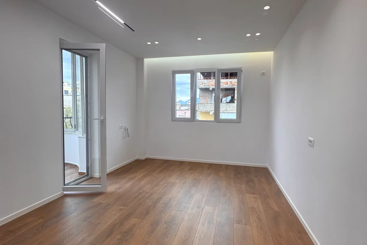 Shtepi ne shitje Apartament ne Tirane, 1+1, Mobilimi Bosh, pa mobiluar, Pagesa 167,000  Euro.
