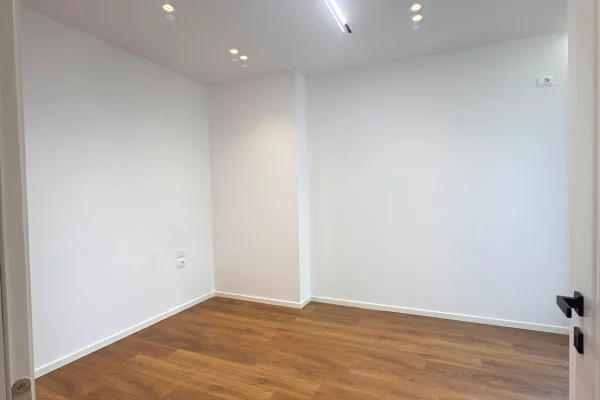 Shtepi ne shitje Apartament ne Tirane, 1+1, Mobilimi Bosh, pa mobiluar, Pagesa 158,000  Euro.