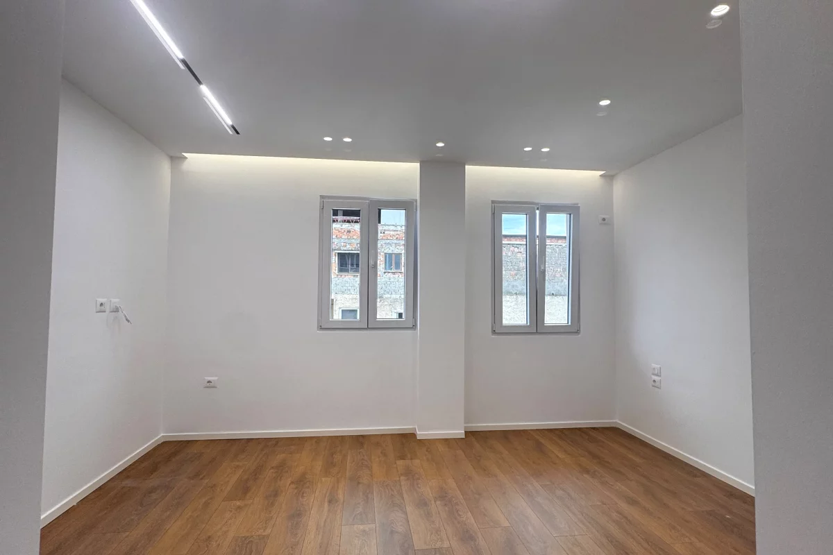 Shtepi ne shitje Apartament ne Tirane, Garsoniere, Mobilimi Bosh, pa mobiluar, Pagesa 98,000  Euro.