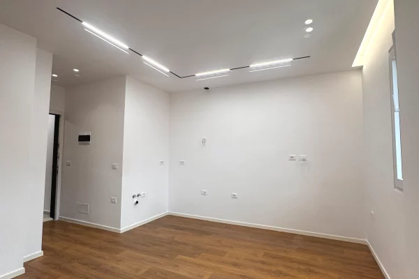 Shtepi ne shitje Apartament ne Tirane, Garsoniere, Mobilimi Bosh, pa mobiluar, Pagesa 98,000  Euro.