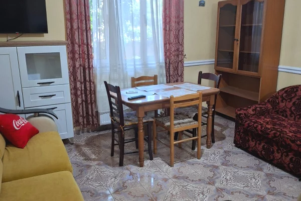 Jepet me qera apartament 2+1 te Komuna e Parisit