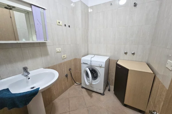 Shtepi me qera Apartament ne Tirane, 2+1, Mobilimi Pjeserisht e mobiluar, Pagesa 55,000  Leke.