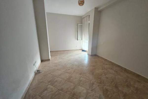 Shtepi me qera Apartament ne Tirane, 2+1, Mobilimi Pjeserisht e mobiluar, Pagesa 55,000  Leke.