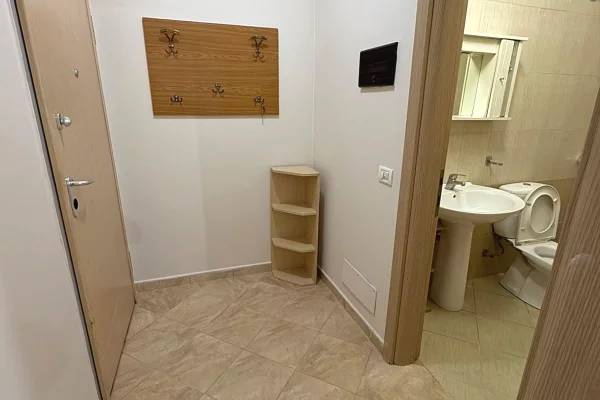 Shtepi me qera Apartament ne Tirane, 2+1, Mobilimi Pjeserisht e mobiluar, Pagesa 55,000  Leke.