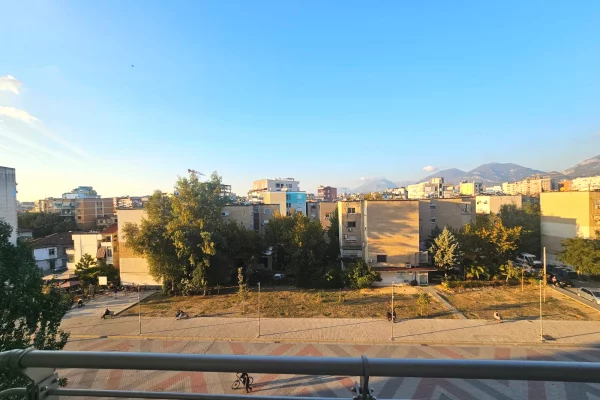 Shtepi me qera Apartament ne Tirane, 2+1, Mobilimi Pjeserisht e mobiluar, Pagesa 55,000  Leke.