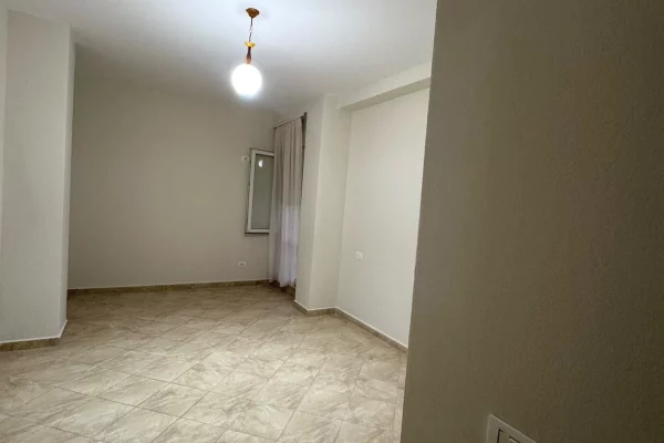 Shtepi me qera Apartament ne Tirane, 2+1, Mobilimi Pjeserisht e mobiluar, Pagesa 55,000  Leke.