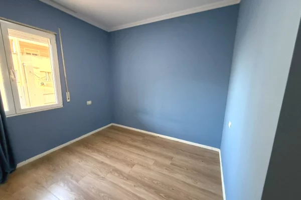 Shtepi ne shitje Apartament ne Tirane, 3+1, Mobilimi Pjeserisht e mobiluar, Pagesa 275,000  Euro.