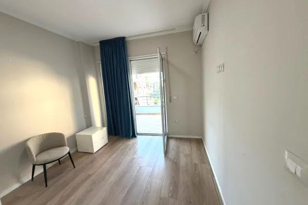 Shtepi ne shitje Apartament ne Tirane, 3+1, Mobilimi Pjeserisht e mobiluar, Pagesa 275,000  Euro.