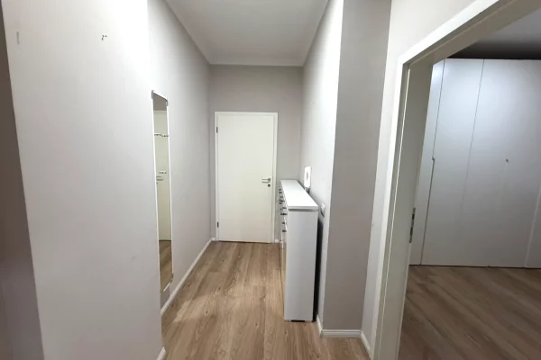Shtepi ne shitje Apartament ne Tirane, 3+1, Mobilimi Pjeserisht e mobiluar, Pagesa 275,000  Euro.