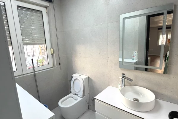 Shtepi me qera Apartament ne Tirane, 3+1, Mobilimi Pjeserisht e mobiluar, Pagesa 800  Euro.