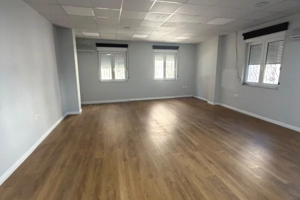 Shtepi me qera Apartament ne Tirane, 3+1, Mobilimi Pjeserisht e mobiluar, Pagesa 800  Euro.