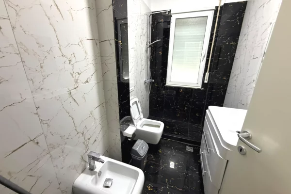 Shtepi me qera Apartament ne Tirane, 3+1, Mobilimi Pjeserisht e mobiluar, Pagesa 800  Euro.