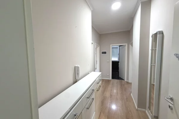 Shtepi me qera Apartament ne Tirane, 3+1, Mobilimi Pjeserisht e mobiluar, Pagesa 800  Euro.