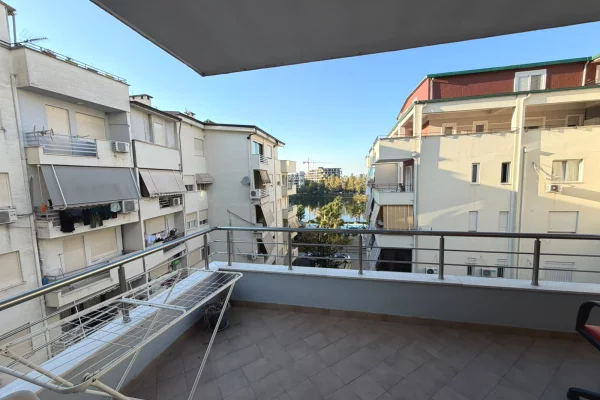 Shtepi me qera Apartament ne Tirane, 3+1, Mobilimi Pjeserisht e mobiluar, Pagesa 800  Euro.