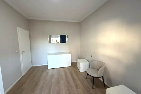 Shtepi me qera Apartament ne Tirane, 3+1, Mobilimi Pjeserisht e mobiluar, Pagesa 800  Euro.