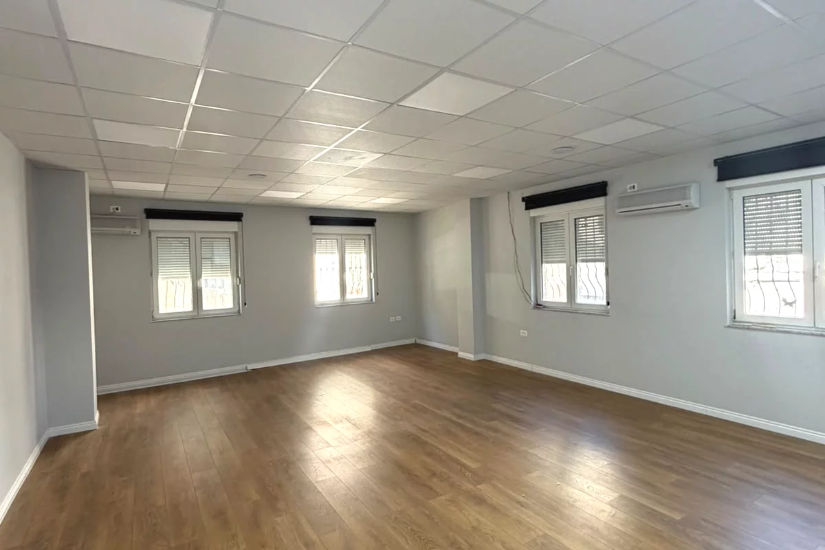 Jepet me qera ambjent open space per zyra ne qender perballe Toptanit.