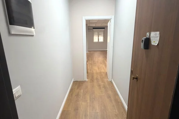 Jepet me qera ambjent open space per zyra ne qender perballe Toptanit.
