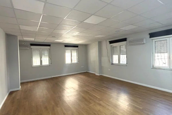 Jepet me qera ambjent open space per zyra ne qender perballe Toptanit.