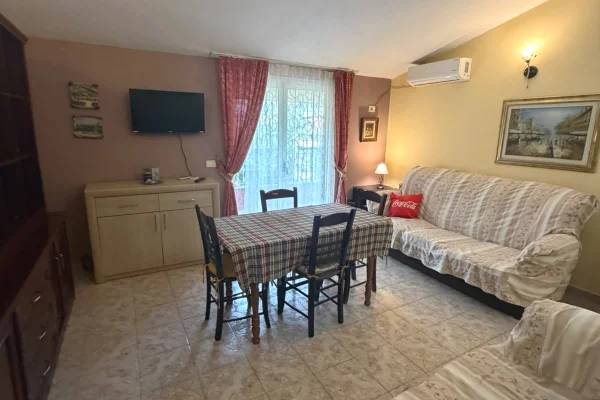 Jepet me qera apartament 2+1 te Komuna e Parisit
