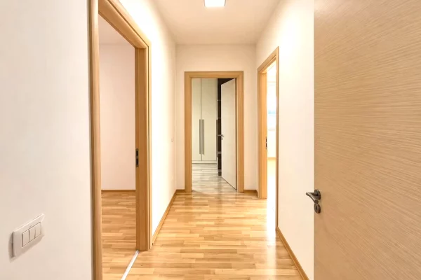 Shtepi ne shitje Apartament ne Tirane, 3+1, Mobilimi E mobiluar, Pagesa 299,000  Euro.