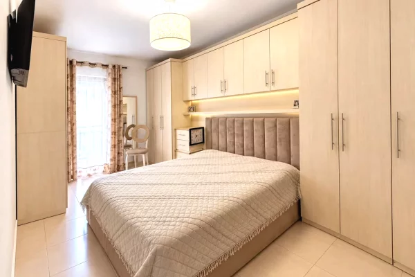 Shtepi ne shitje Apartament ne Tirane, 2+1, Mobilimi E mobiluar, Pagesa 198,000  Euro.