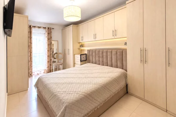 Shtepi ne shitje Apartament ne Tirane, 2+1, Mobilimi E mobiluar, Pagesa 198,000  Euro.