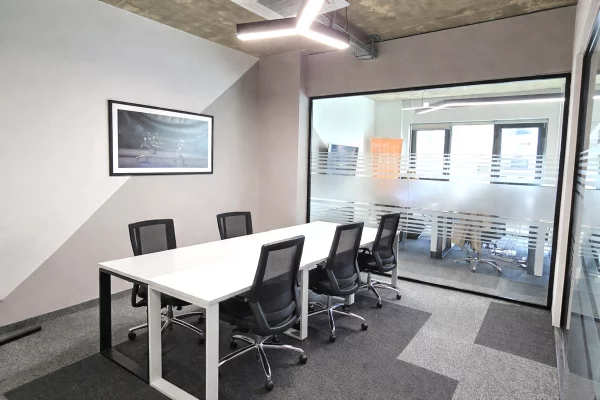 Ambiente Commerciale in Affitto 3+1 a Tirana - 2,200 Euro