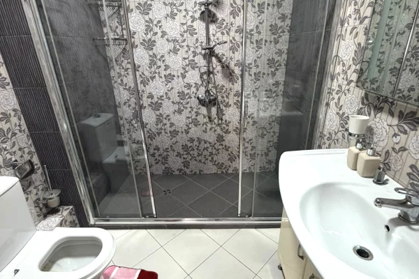 Shtepi me qera Apartament ne Tirane, 2+1, Mobilimi E mobiluar, Pagesa 800  Euro.