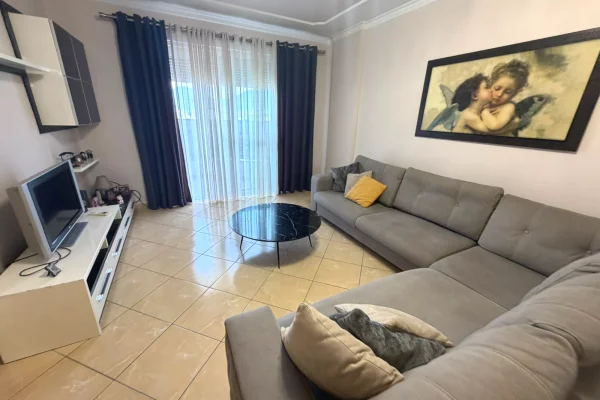 Shtepi me qera Apartament ne Tirane, 2+1, Mobilimi E mobiluar, Pagesa 800  Euro.