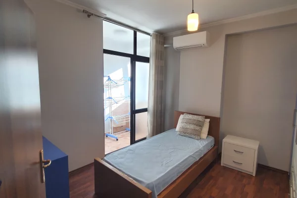 Shtepi me qera Apartament ne Tirane, 3+1, Mobilimi E mobiluar, Pagesa 1,100  Euro.