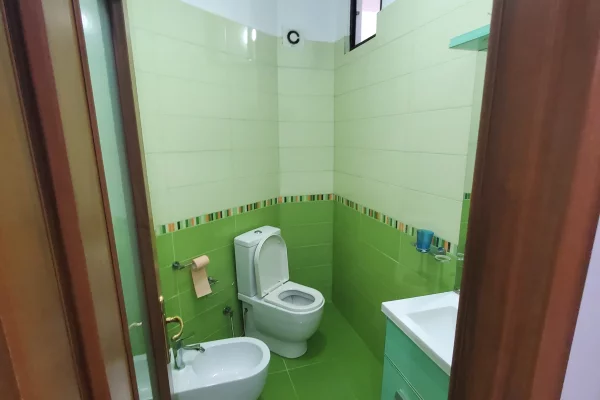 Shtepi me qera Apartament ne Tirane, 3+1, Mobilimi E mobiluar, Pagesa 1,100  Euro.