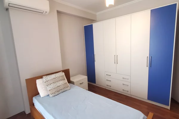 Shtepi me qera Apartament ne Tirane, 3+1, Mobilimi E mobiluar, Pagesa 1,100  Euro.