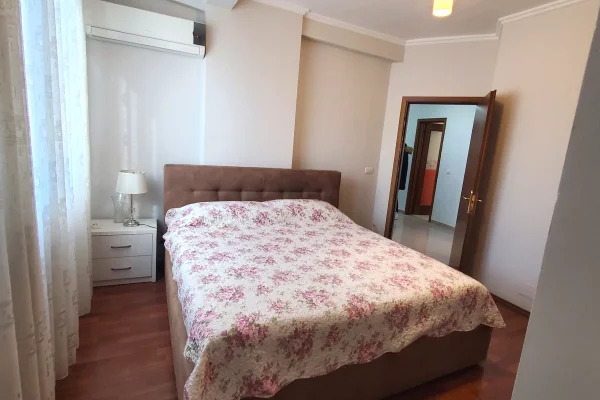 Shtepi me qera Apartament ne Tirane, 3+1, Mobilimi E mobiluar, Pagesa 1,100  Euro.